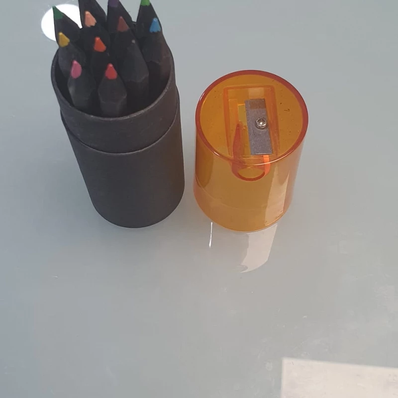Estuche tubo con 13 lápices de colores y sacapuntas